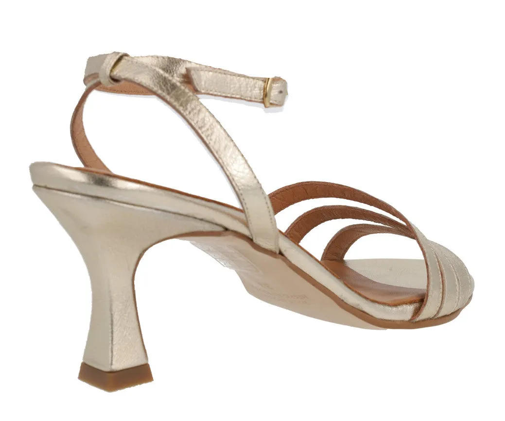 Sandalias doradas de piel con pulsera al tobillo