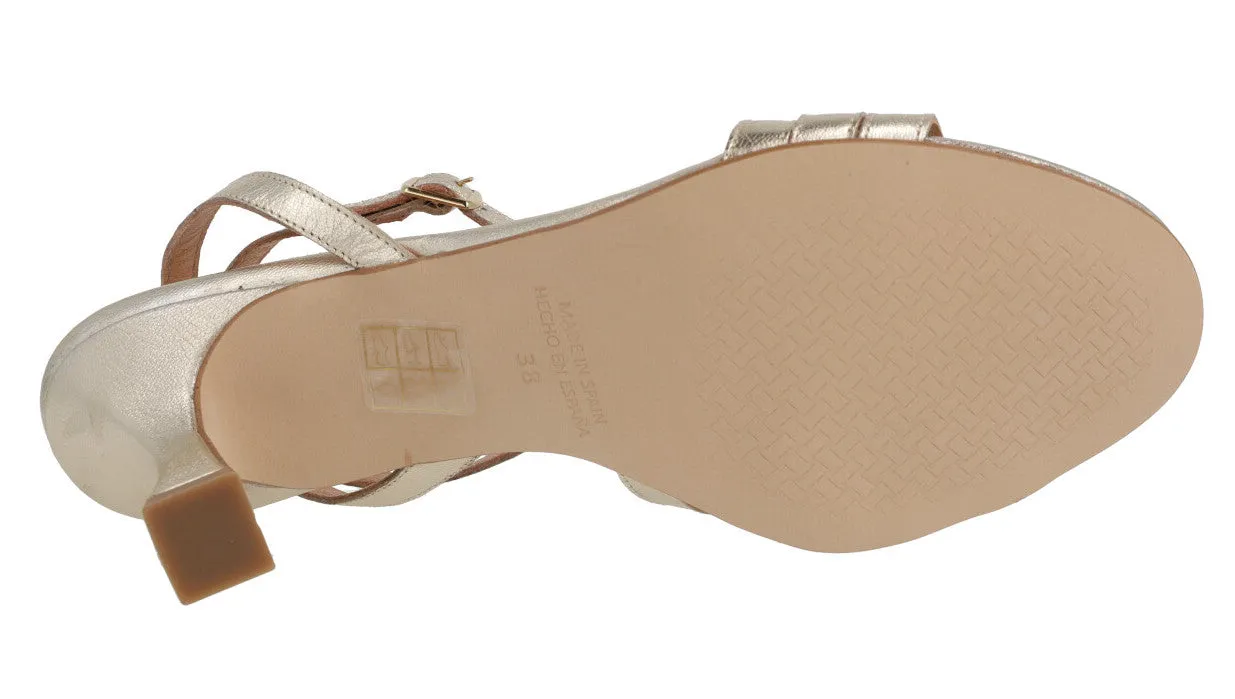 Sandalias doradas de piel con pulsera al tobillo