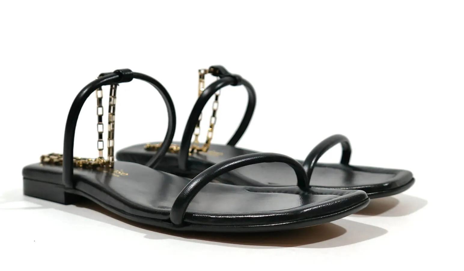 Sandalias negras con pulsera dorada al tobillo para mujer