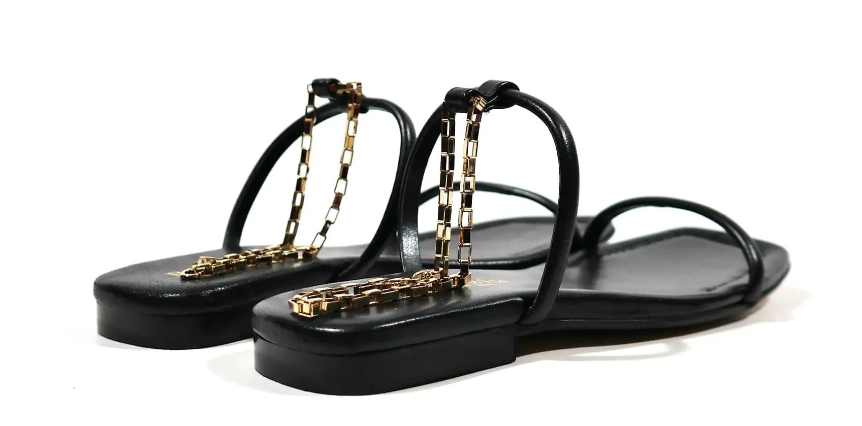Sandalias negras con pulsera dorada al tobillo para mujer