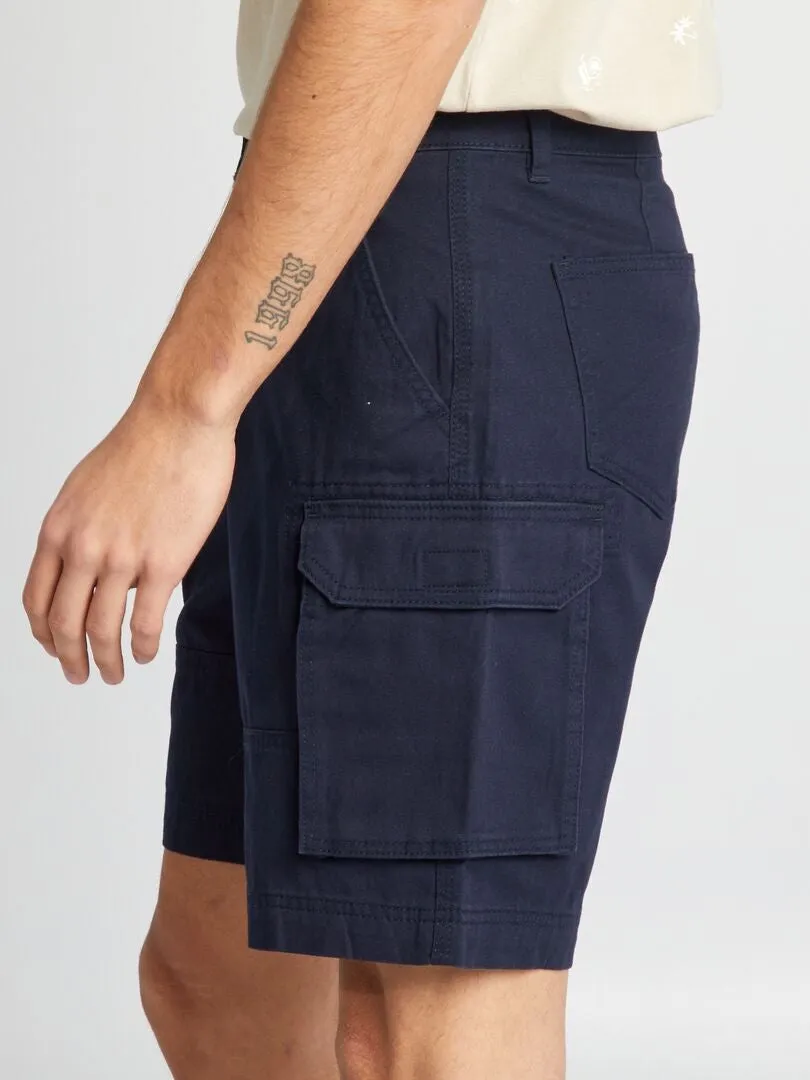 SHORT CHINO CON BOLSILLOS EN LOS LATERALES  AZUL