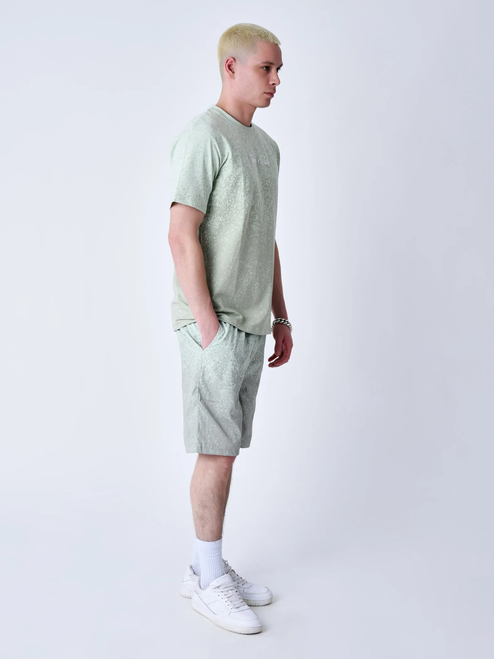 Shorts de baño con estampado de aerosol