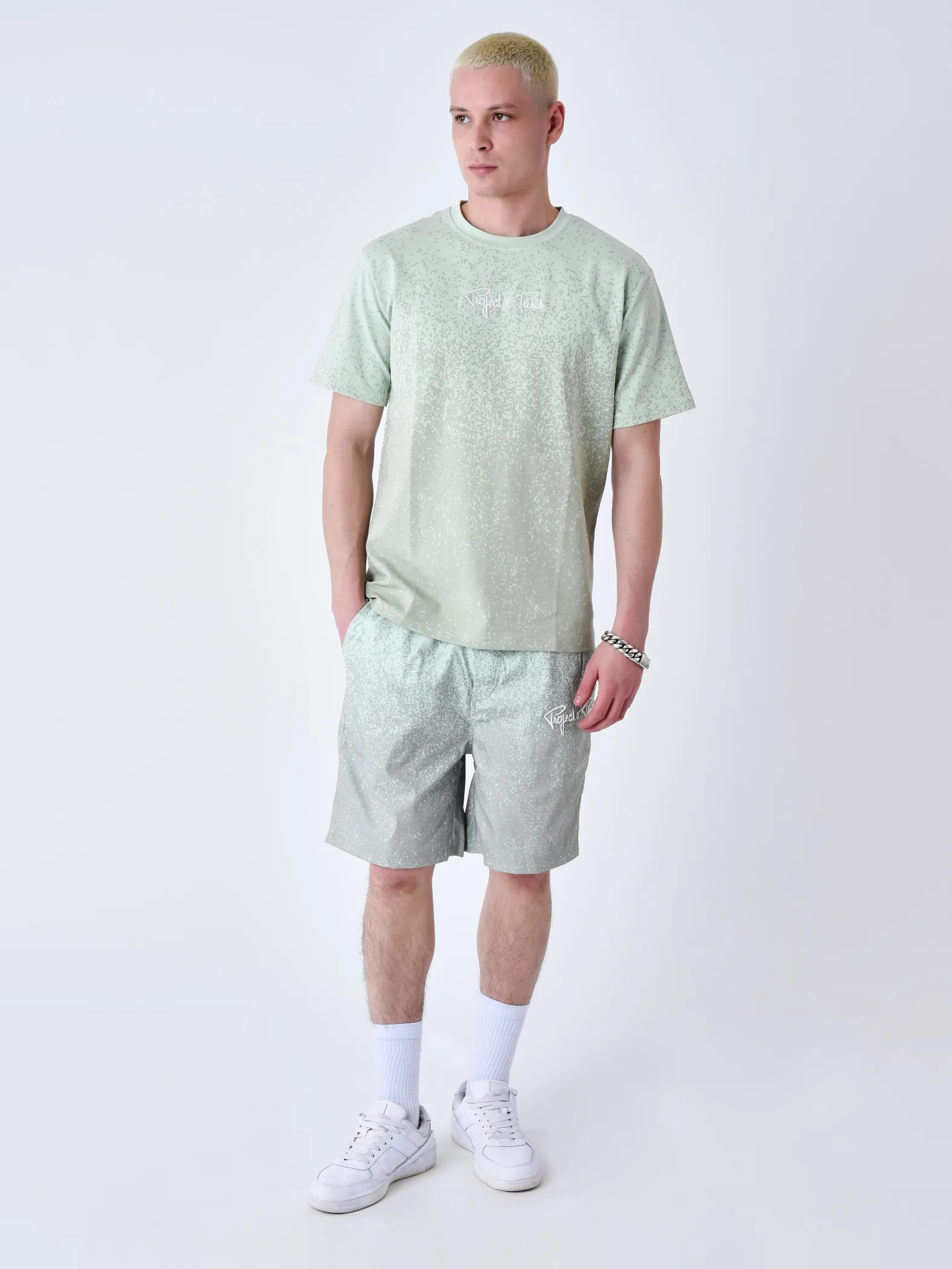 Shorts de baño con estampado de aerosol