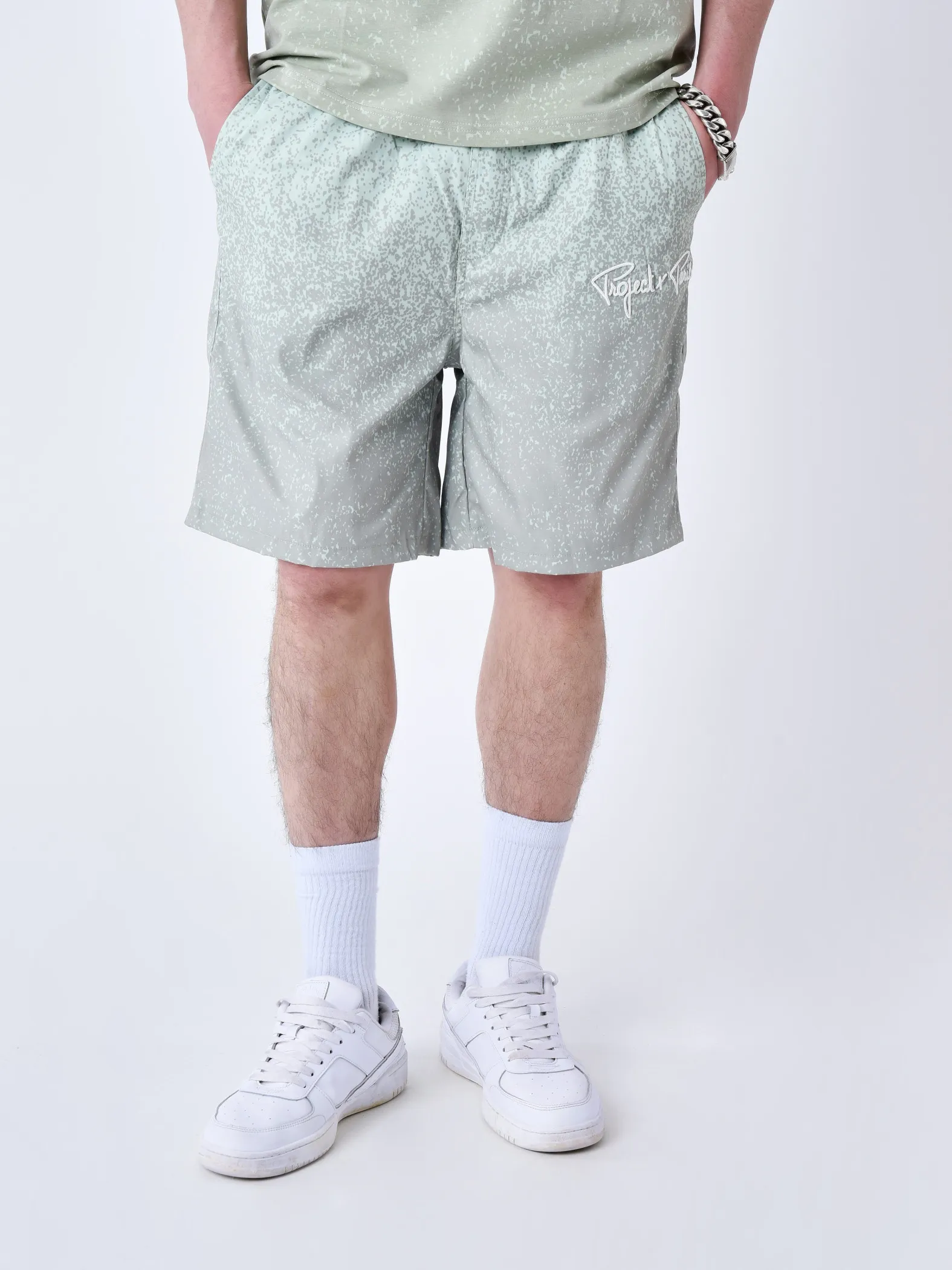 Shorts de baño con estampado de aerosol
