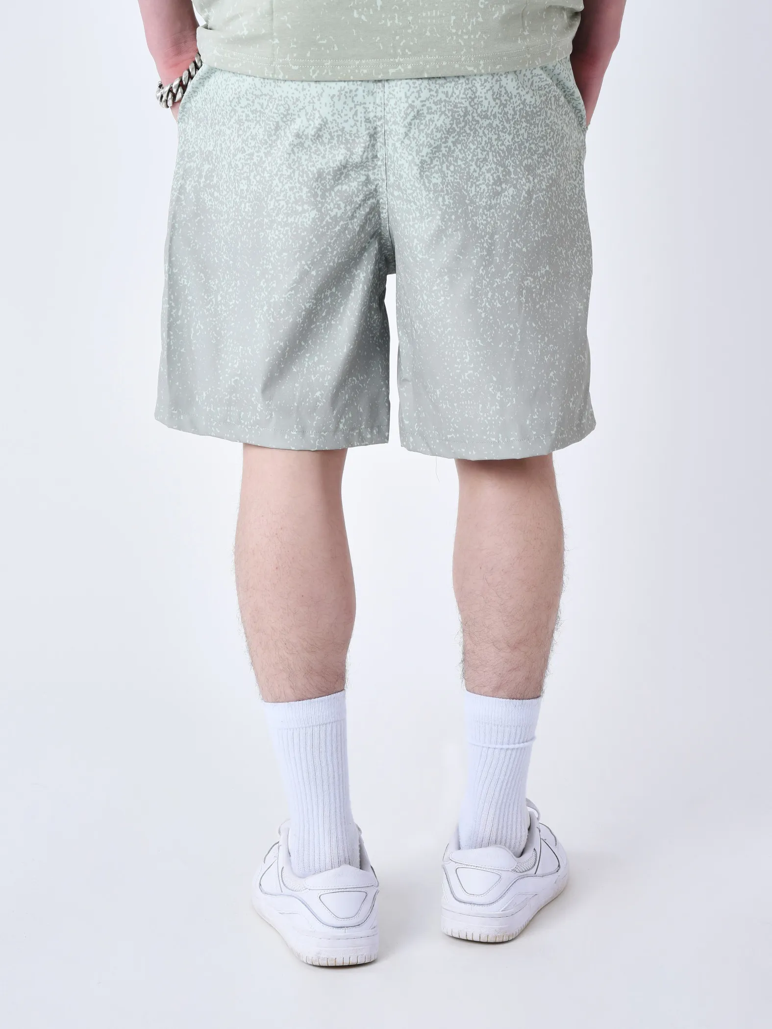 Shorts de baño con estampado de aerosol