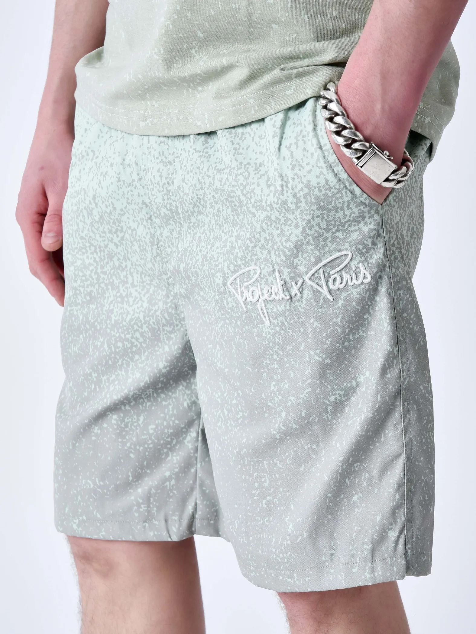 Shorts de baño con estampado de aerosol