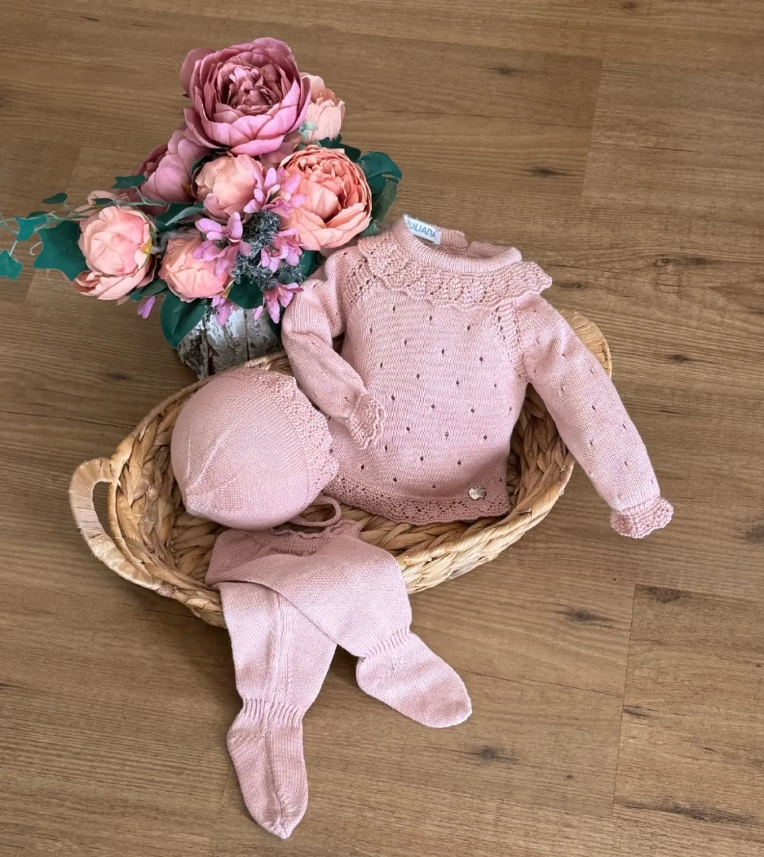 THREEPIECE SET FOR GIRLS IN SUMMER KNIT. PINK MAKEUP