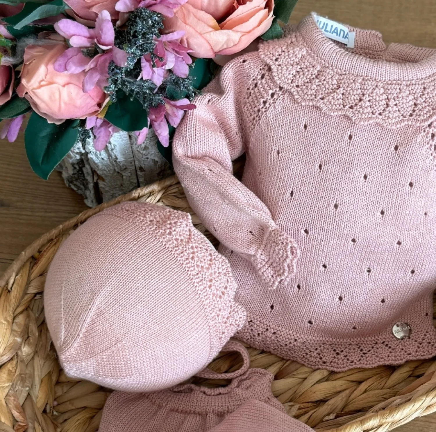 THREEPIECE SET FOR GIRLS IN SUMMER KNIT. PINK MAKEUP