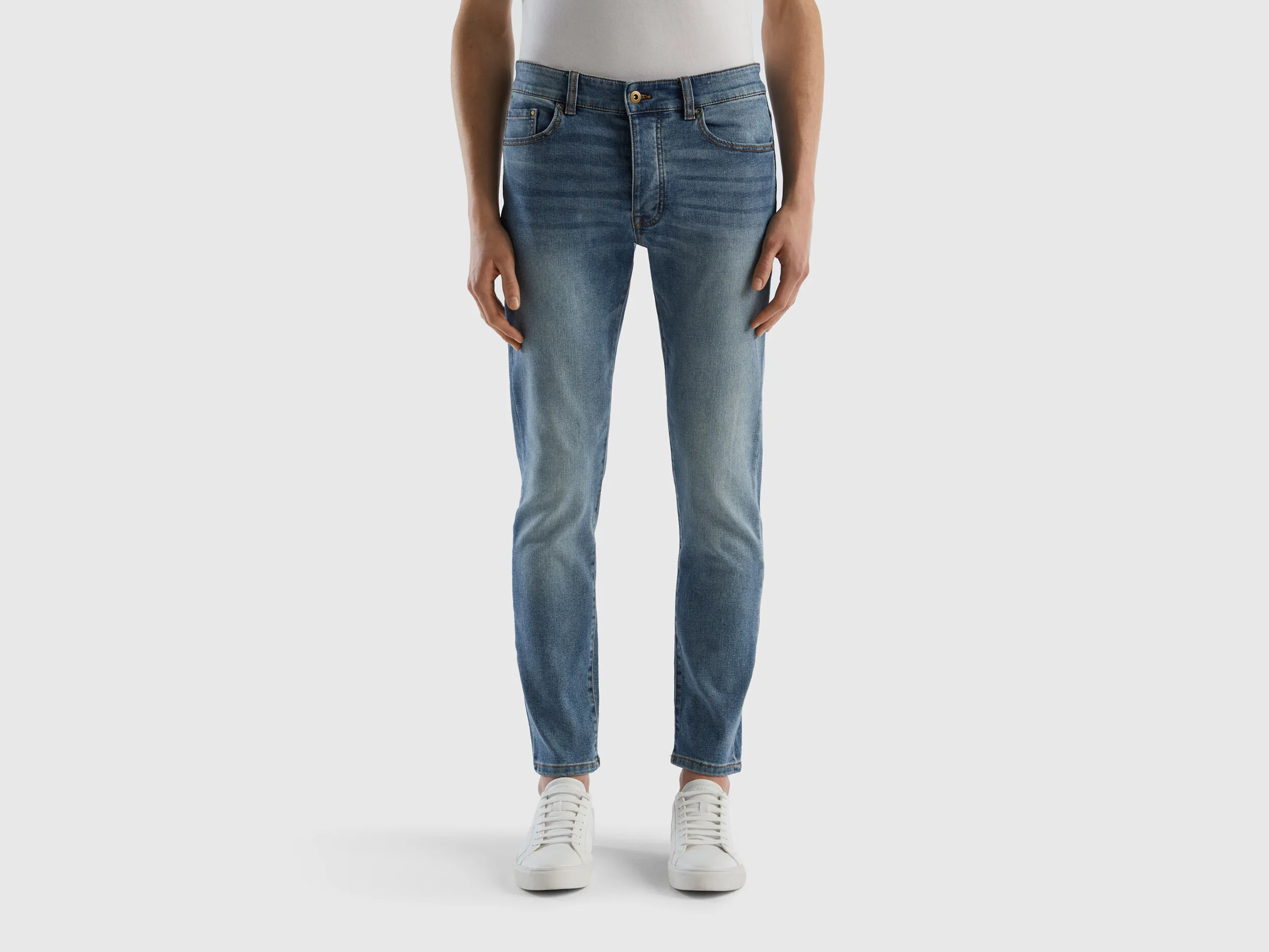 Vaqueros slim fit con cinco bolsillos