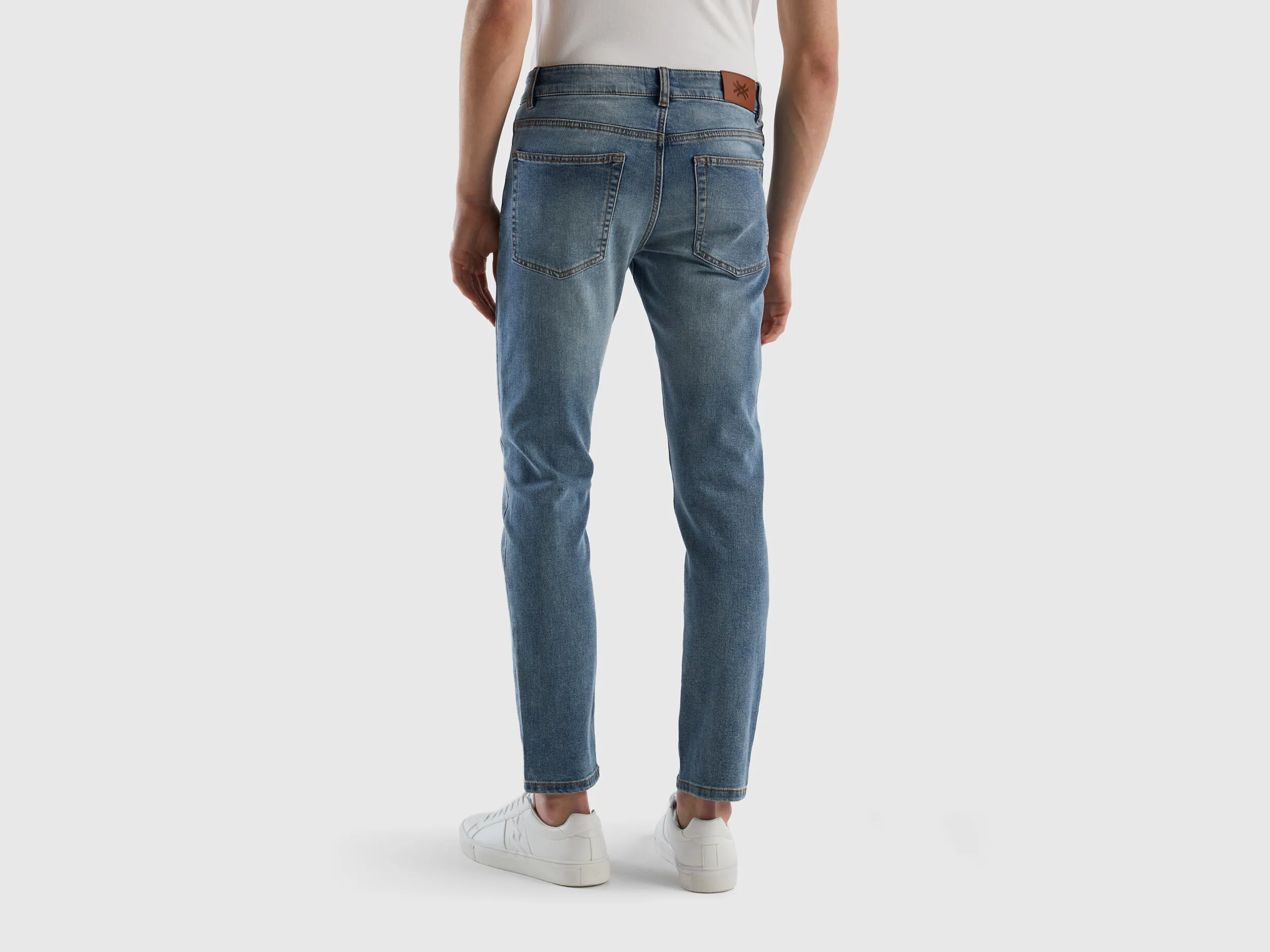 Vaqueros slim fit con cinco bolsillos