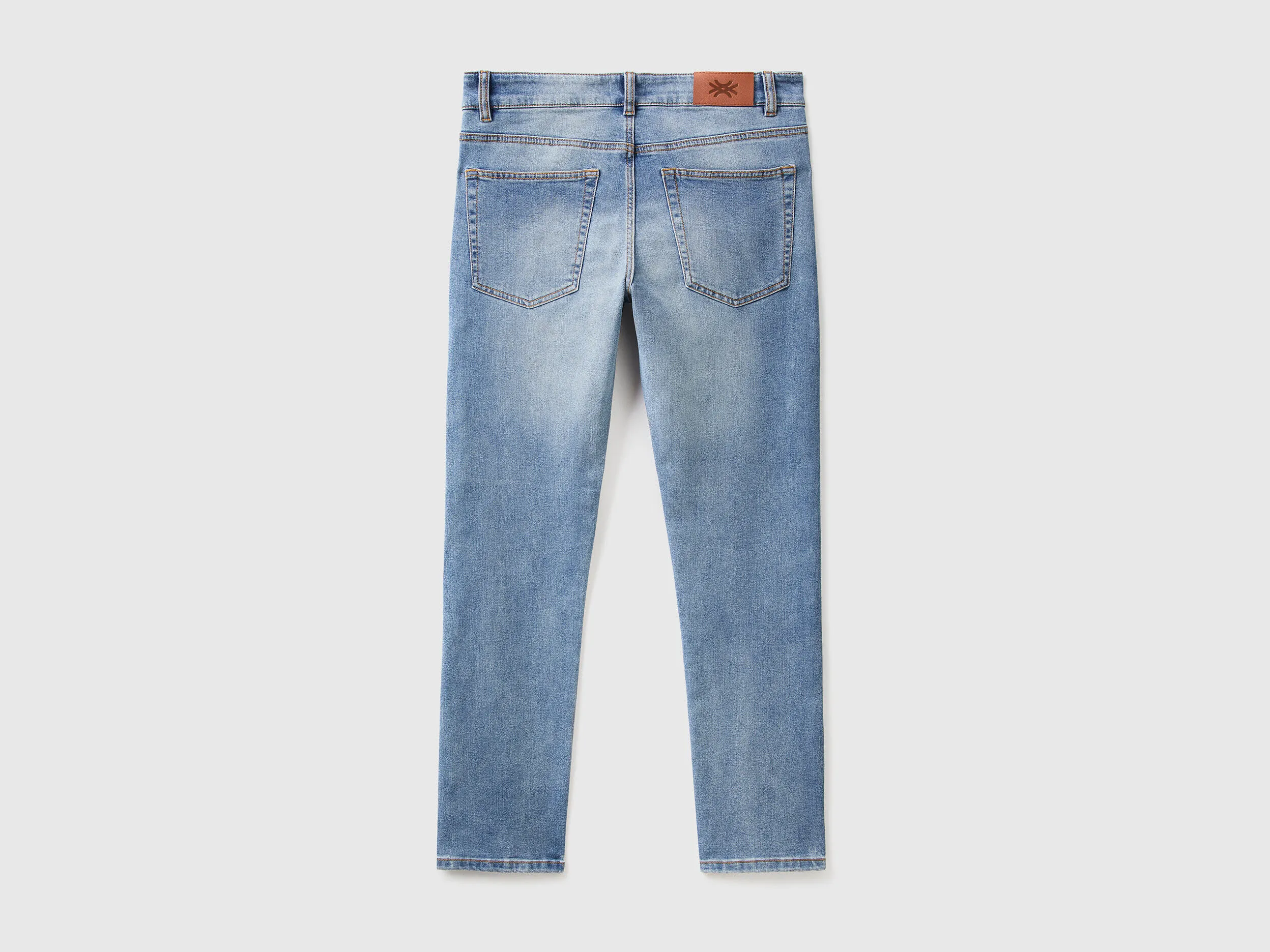 Vaqueros slim fit con cinco bolsillos
