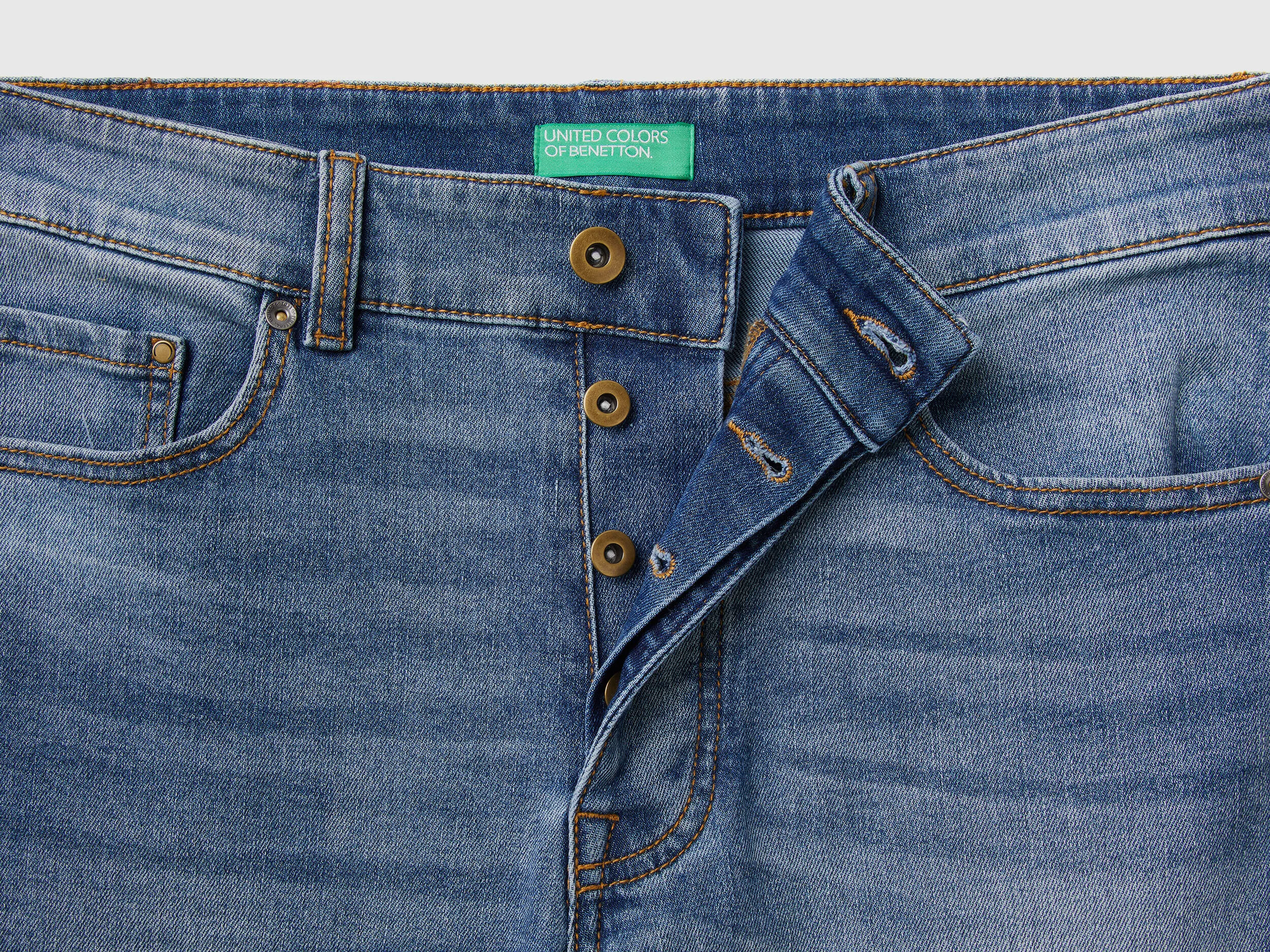 Vaqueros slim fit con cinco bolsillos