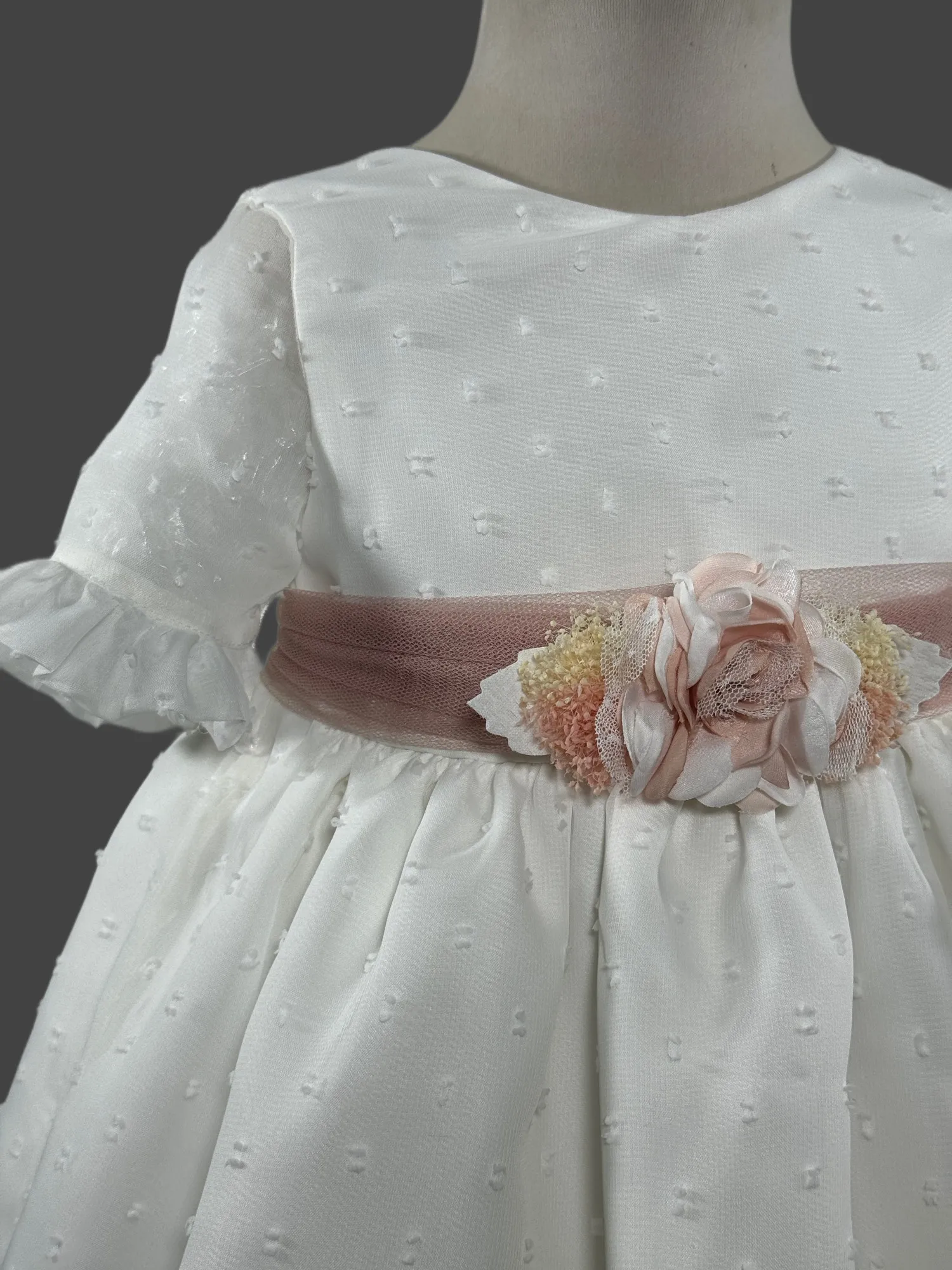 Vestido de bebé en plumeti de tul en tres colores. Colección Ninfa