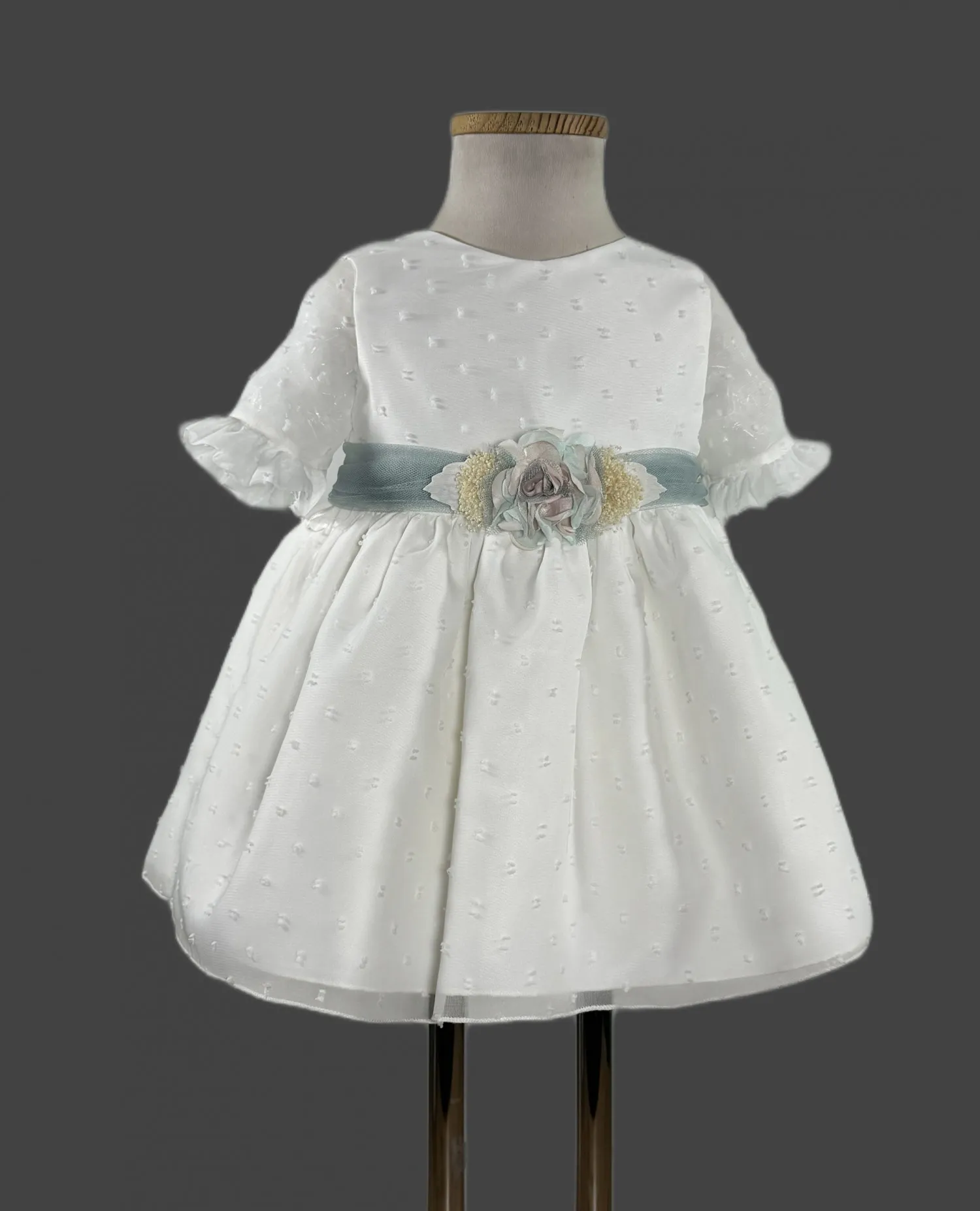 Vestido de bebé en plumeti de tul en tres colores. Colección Ninfa