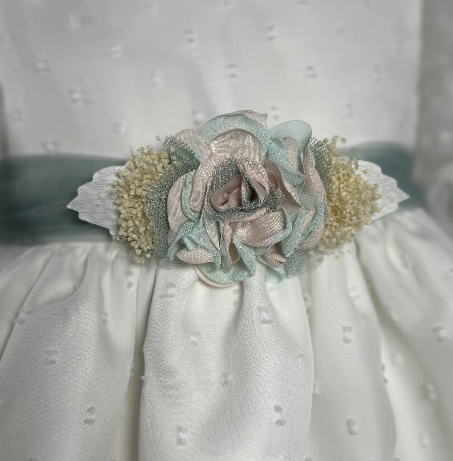 Vestido de bebé en plumeti de tul en tres colores. Colección Ninfa