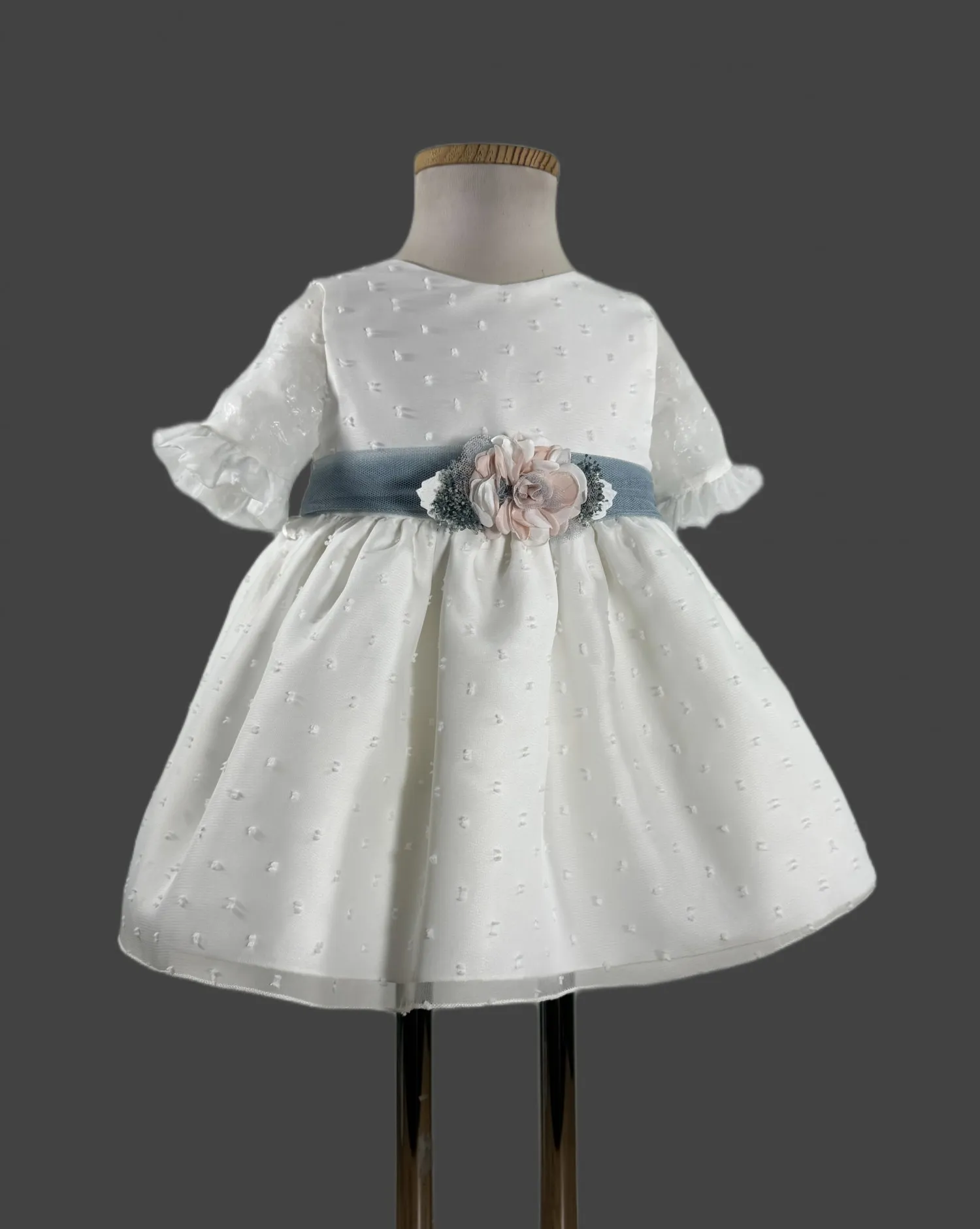 Vestido de bebé en plumeti de tul en tres colores. Colección Ninfa