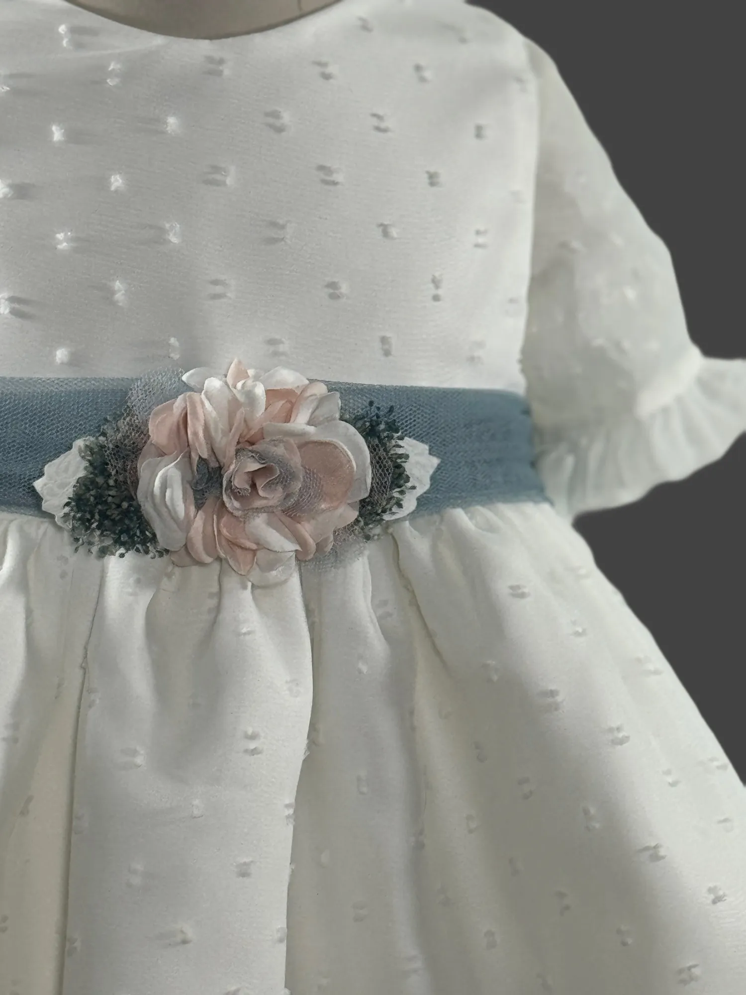 Vestido de bebé en plumeti de tul en tres colores. Colección Ninfa