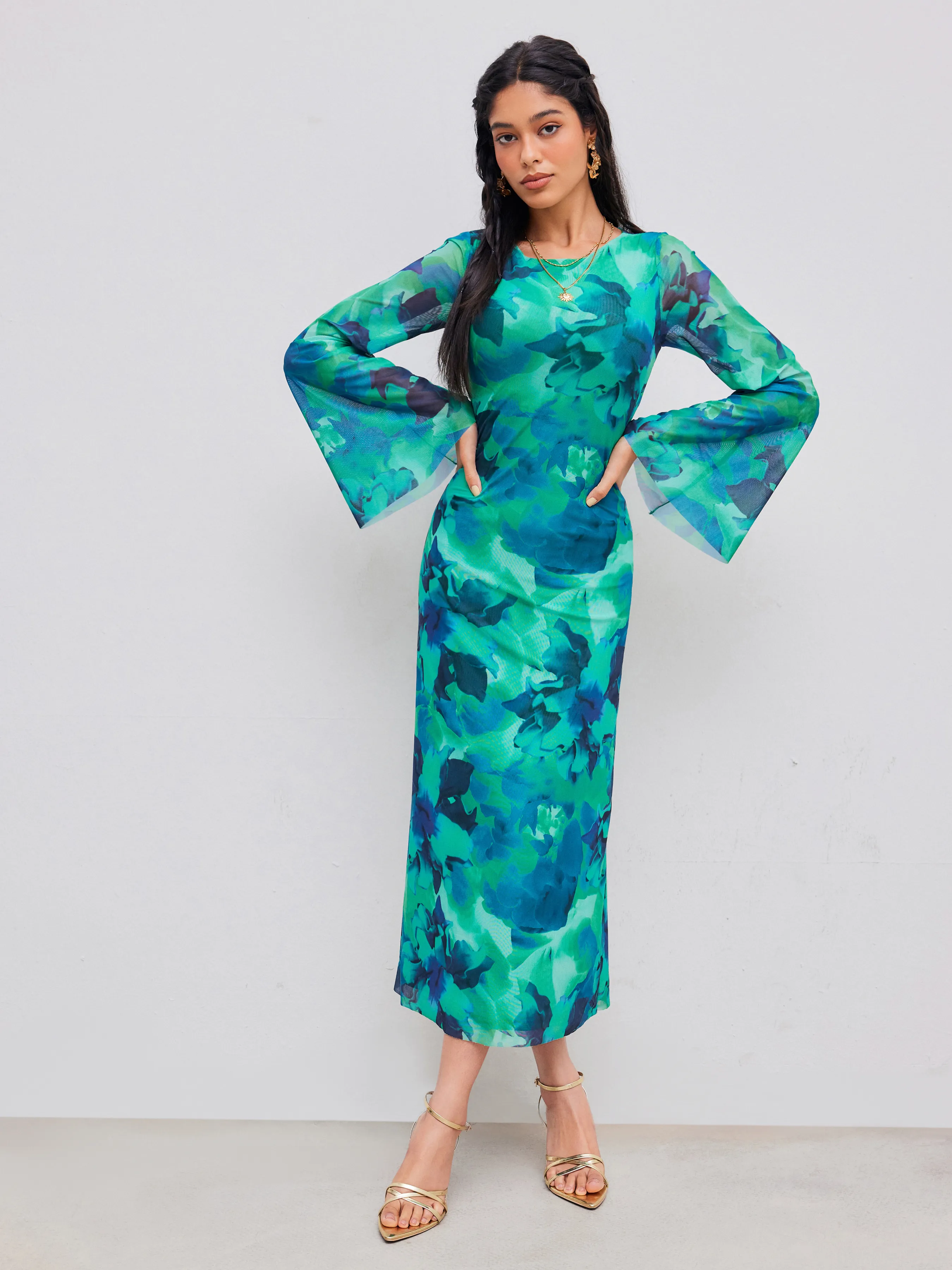 Vestido Maxi Floral con Cuello Barco de Malla