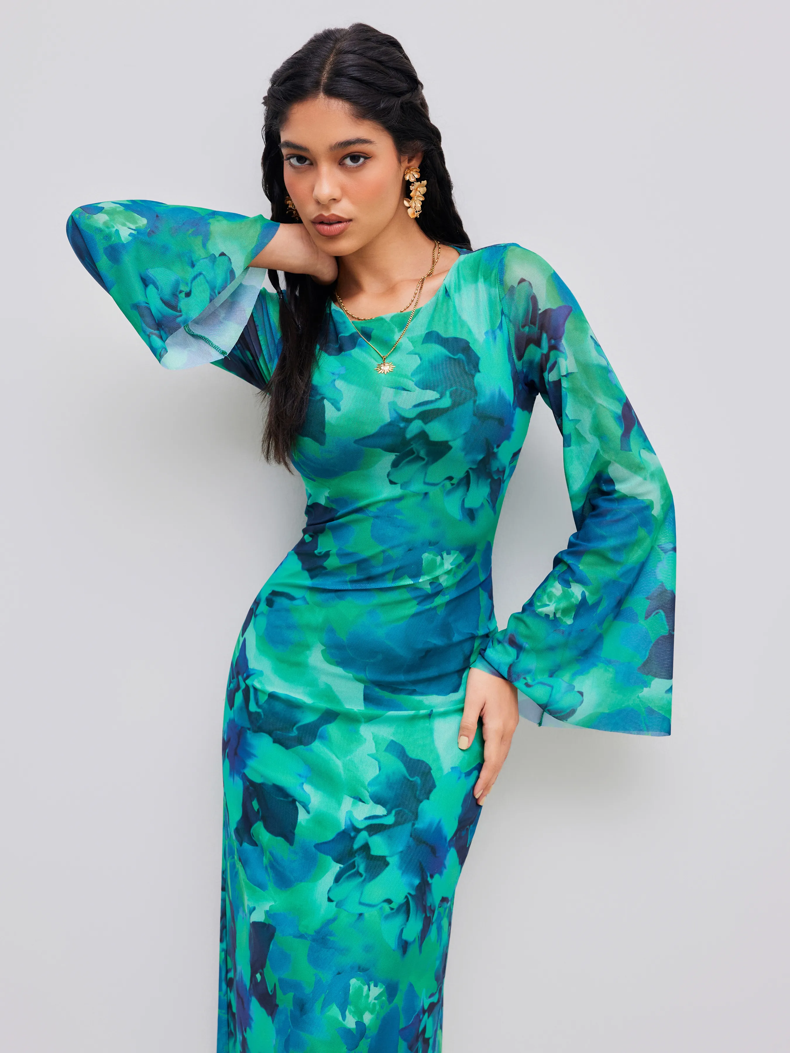 Vestido Maxi Floral con Cuello Barco de Malla
