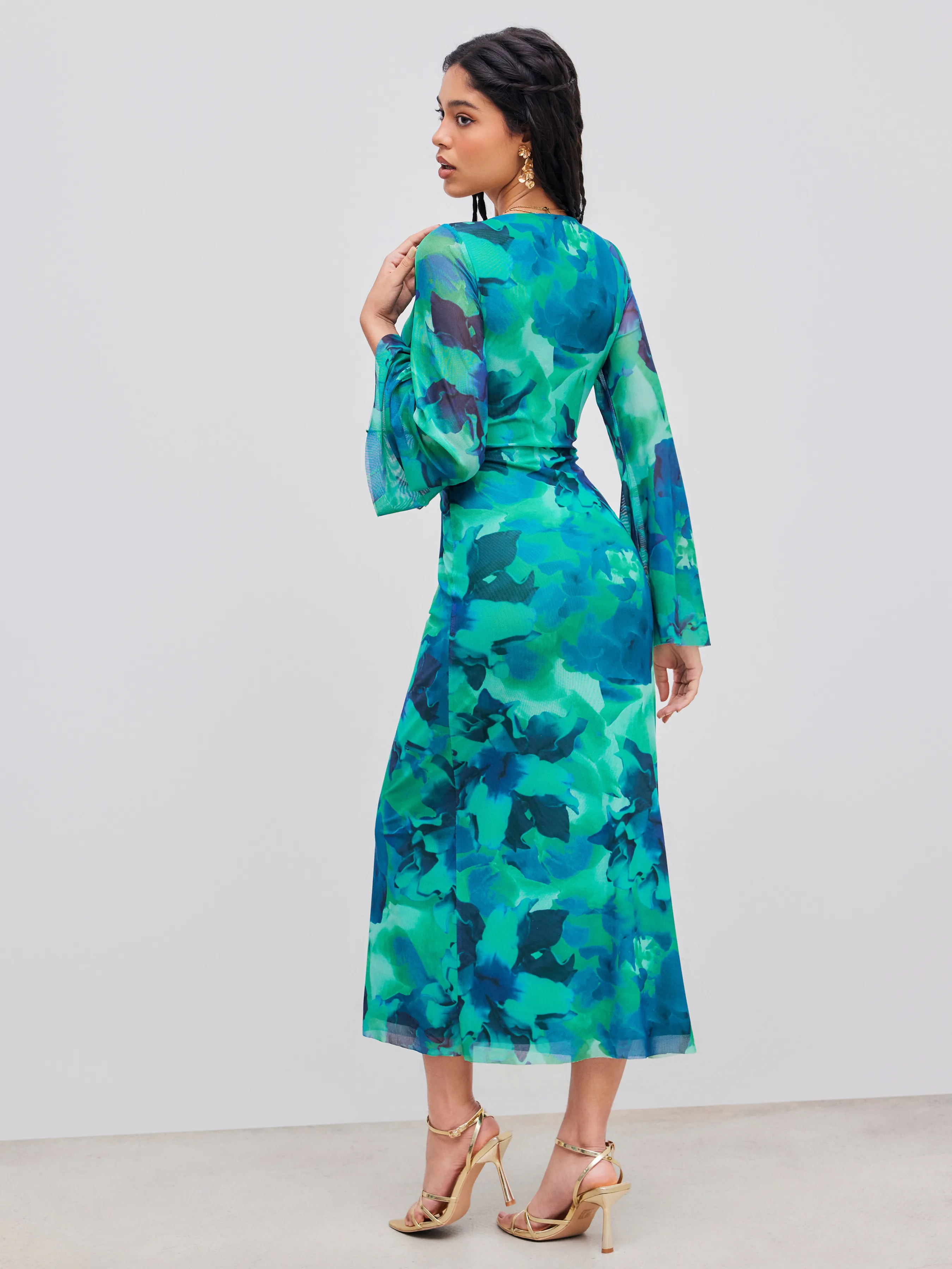 Vestido Maxi Floral con Cuello Barco de Malla